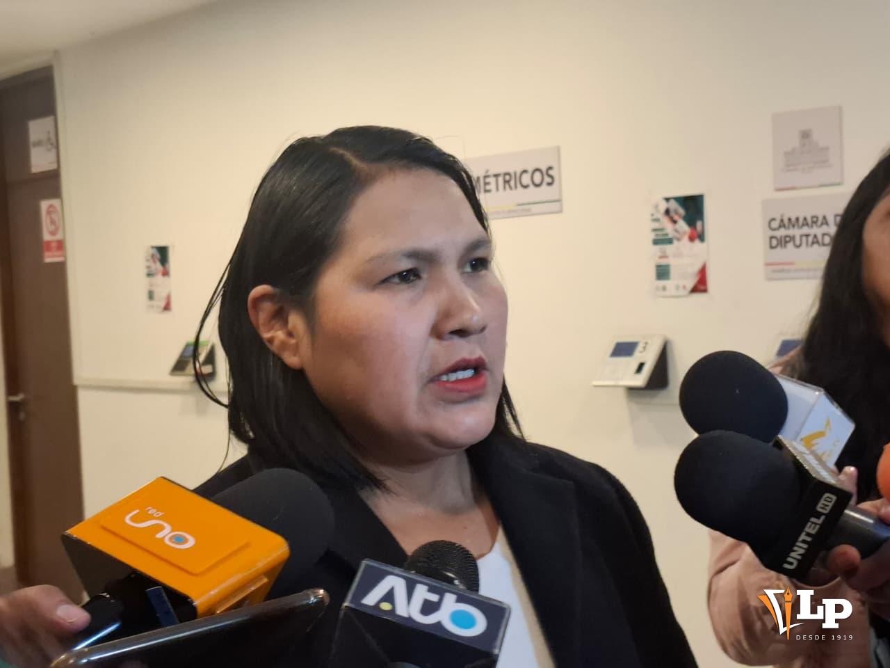 La senadora Pachacute en conferencia de prensa