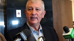 El senador Marinkovic en conferencia de prensa