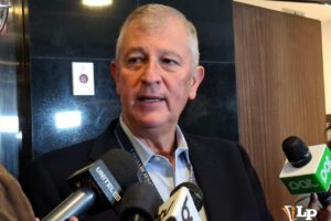 El senador Marinkovic en conferencia de prensa
