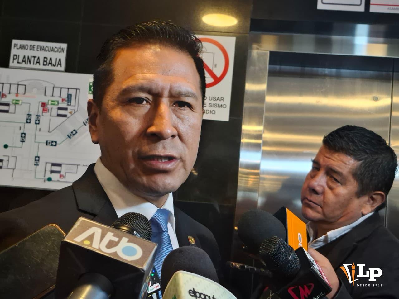El senador Castillo en conferencia de prensa