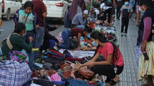 Una vendedora de la calle en Bolivia organiza sus productos para la venta
