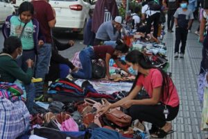 Una vendedora de la calle en Bolivia organiza sus productos para la venta