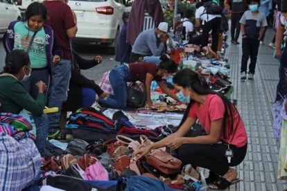 Una vendedora de la calle en Bolivia organiza sus productos para la venta