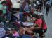 Una vendedora de la calle en Bolivia organiza sus productos para la venta