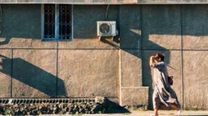 Una mujer caminando en plena calor