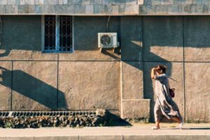Una mujer caminando en plena calor