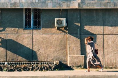 Una mujer caminando en plena calor
