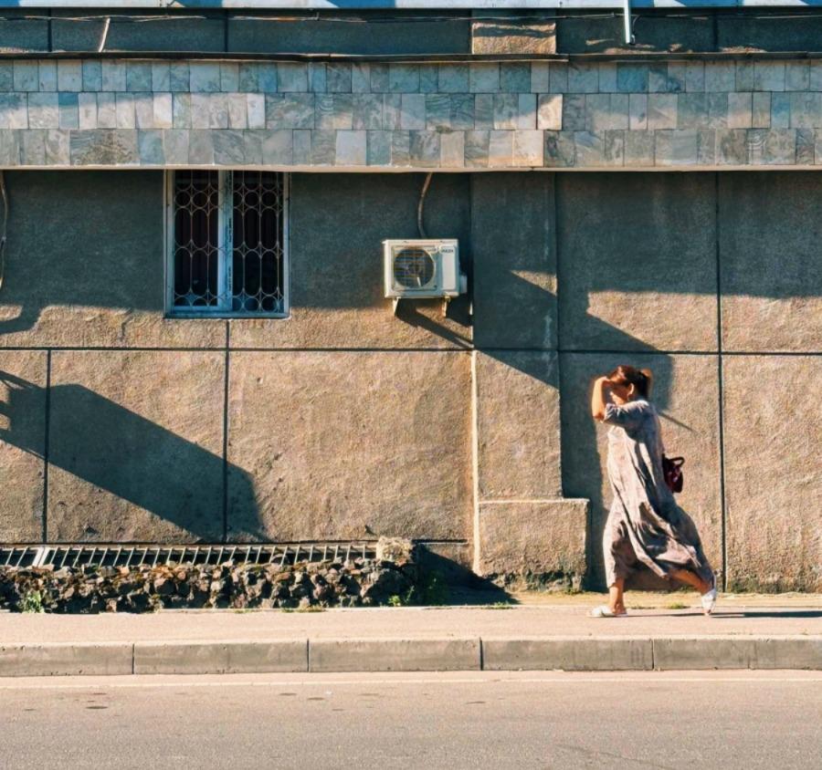 Una mujer caminando en plena calor
