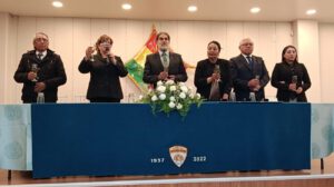 Mesa directiva e invitados especiales encabezando el tradicional brindis por el 89.º aniversario
