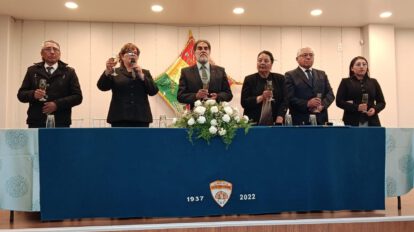 Mesa directiva e invitados especiales encabezando el tradicional brindis por el 89.º aniversario