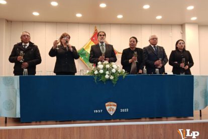 Mesa directiva e invitados especiales encabezando el tradicional brindis por el 89.º aniversario