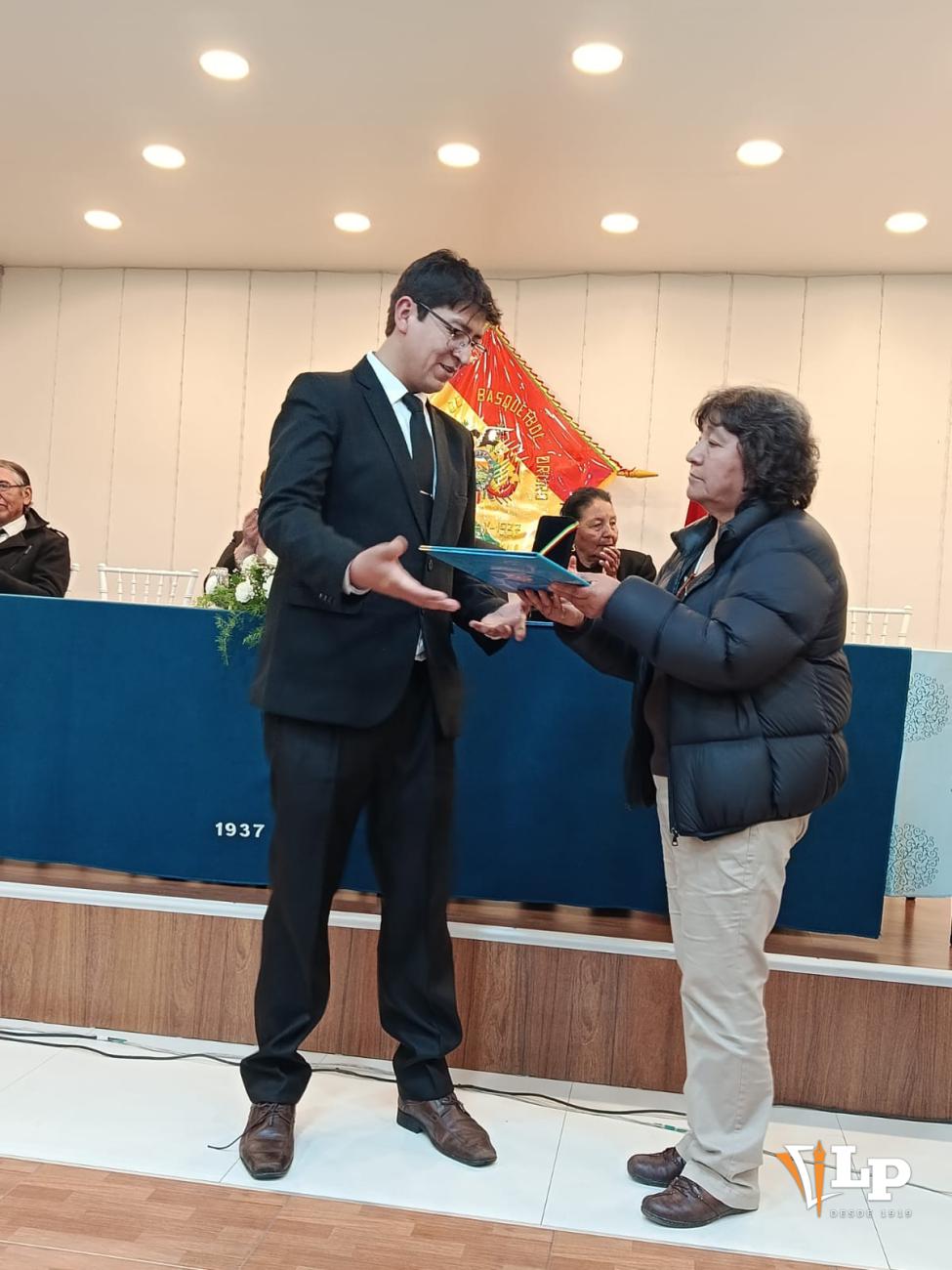 Entrega de distinción al periódico La Patria