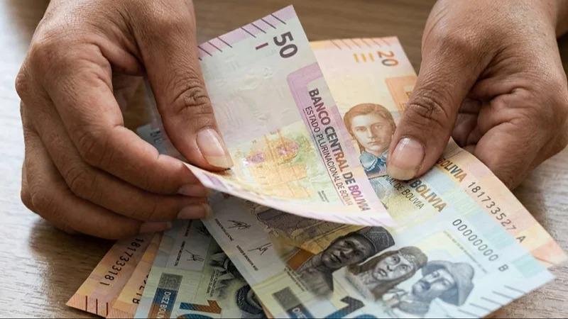Conteo de billetes en bolivianos