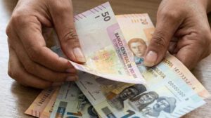 Conteo de billetes en bolivianos