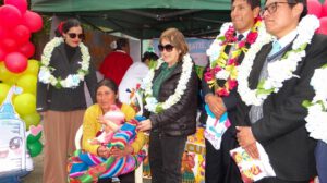 Autoridades con guirnaldas