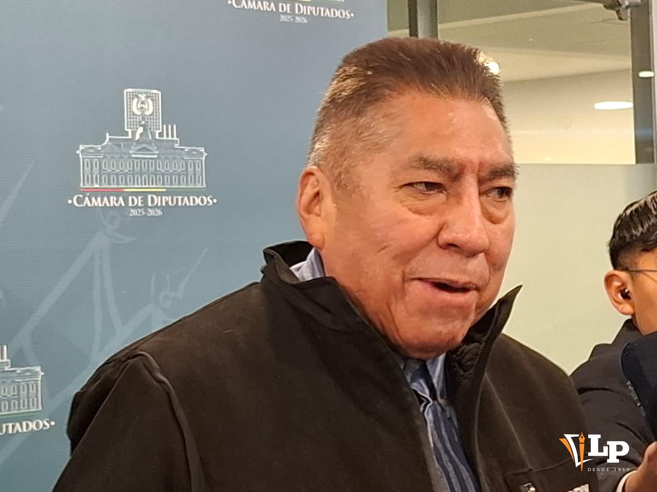 El diputado Camacho en conferencia de prensa