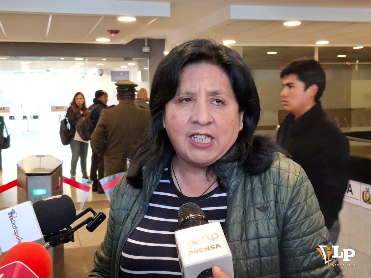 La diputada Bilbao en conferencia de prensa