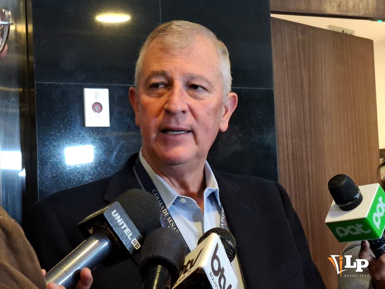 El senador Marinkovic en conferencia de prensa