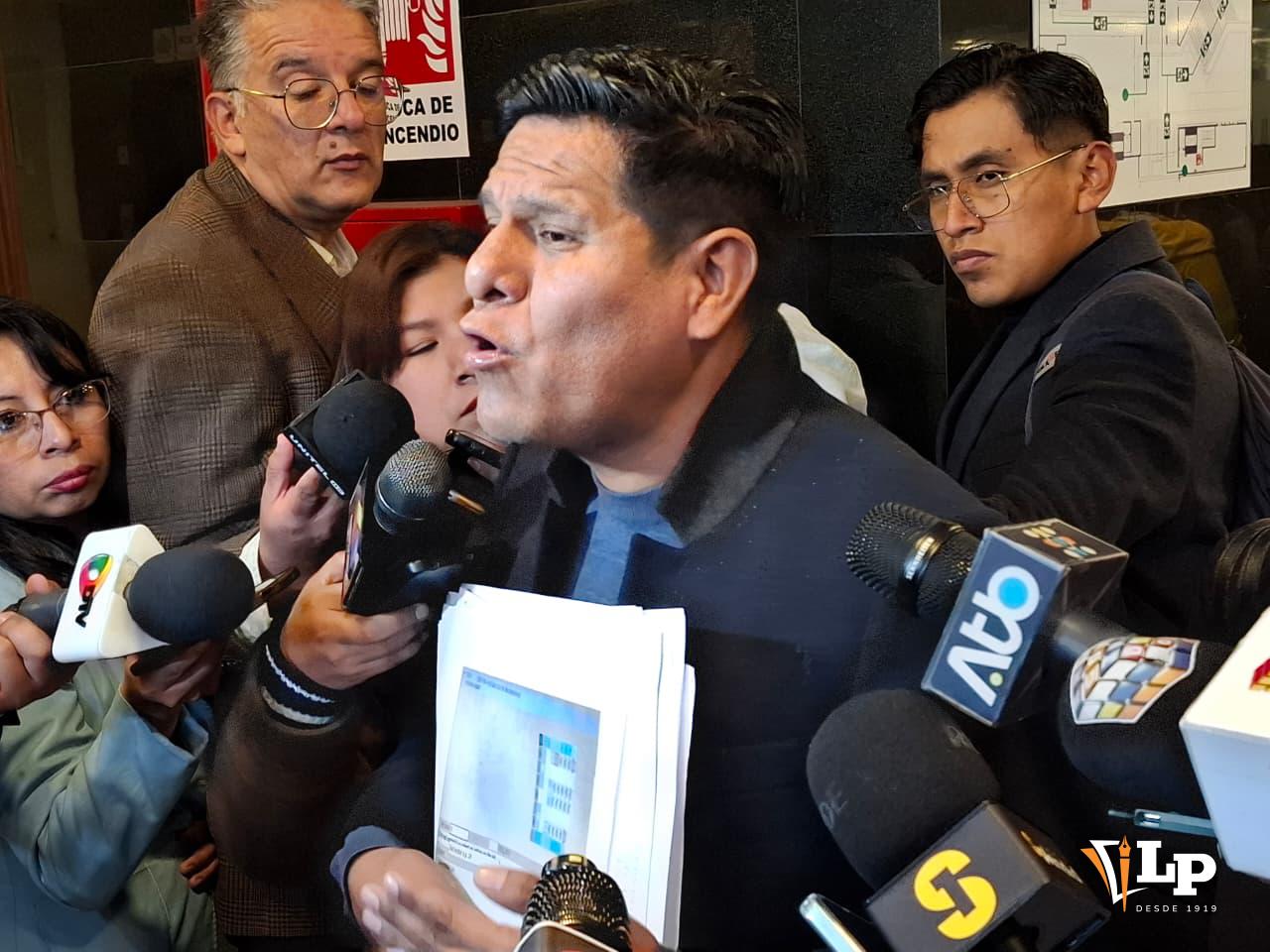 El diputado Pacheco en conferencia de prensa