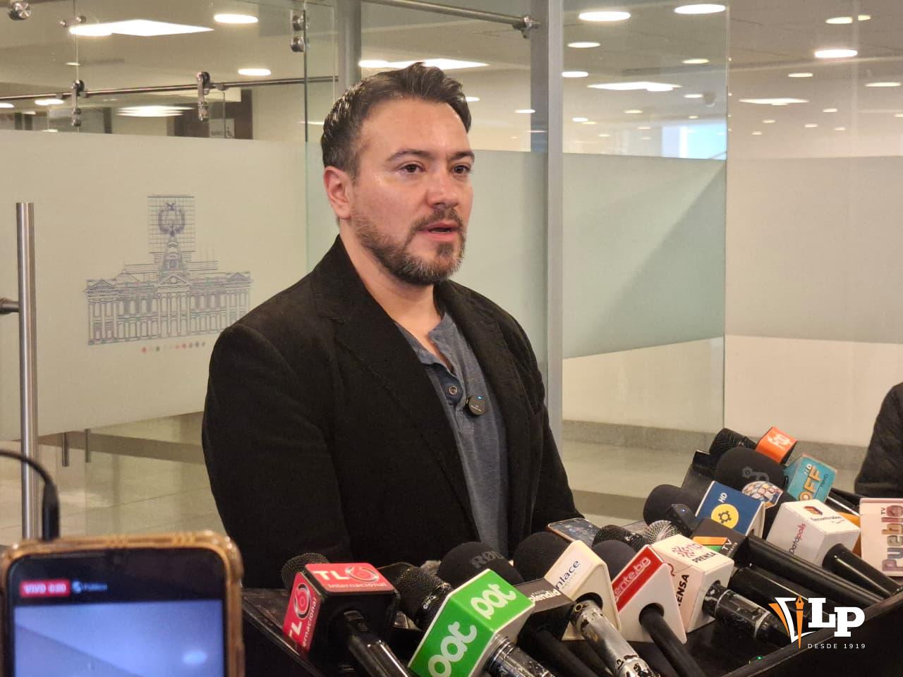El diputado Reyes en conferencia de prensa