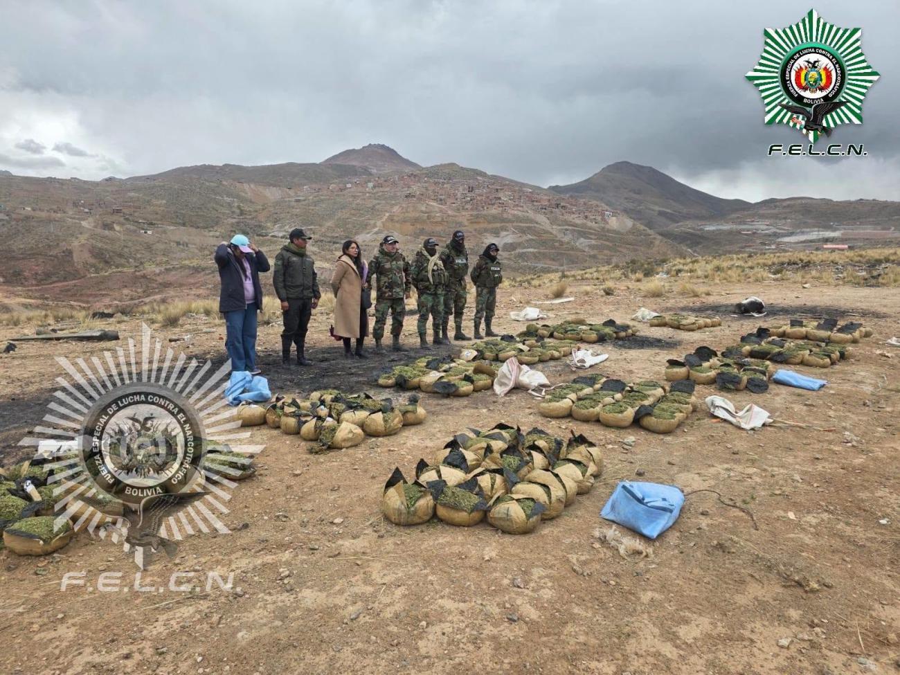 Personal de la felcn con bolsas de drogas