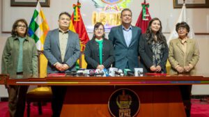 El gobernador de La Paz, Luis Revilla, junto a autoridades de la UMSA, homenajea a los científicos bolivianos