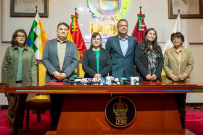 El gobernador de La Paz, Luis Revilla, junto a autoridades de la UMSA, homenajea a los científicos bolivianos