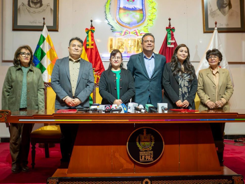 El gobernador de La Paz, Luis Revilla, junto a autoridades de la UMSA, homenajea a los científicos bolivianos