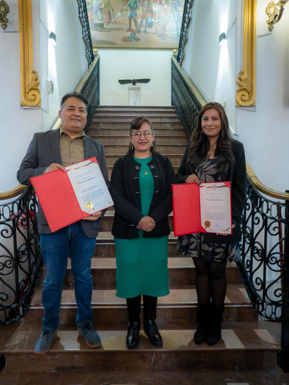 Los investigadores Paola Nogales-Ascarrunz y Enzo Aliaga-Rossel reciben el reconocimiento del Gobierno Autónomo Departamental de La Paz