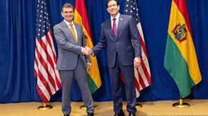 El Presidente de Bolivia, Rodrigo Paz (iz), y el secretario de Estado de los Estados Unidos, Marco Rubio (d)