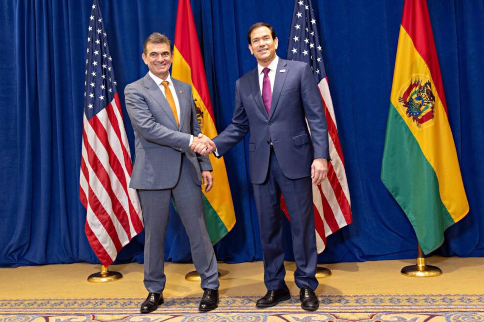 El Presidente de Bolivia, Rodrigo Paz (iz), y el secretario de Estado de los Estados Unidos, Marco Rubio (d)