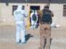 Personal policial y forense con trajes de bioseguridad realizando una intervención