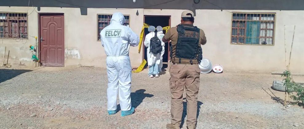 Personal policial y forense con trajes de bioseguridad realizando una intervención