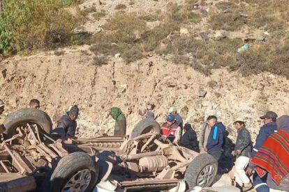 Minibús cae 50 metros, cinco maestros perdieron la vida