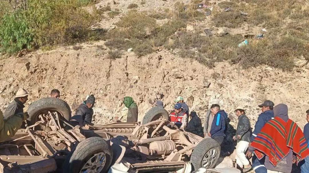 Minibús cae 50 metros, cinco maestros perdieron la vida