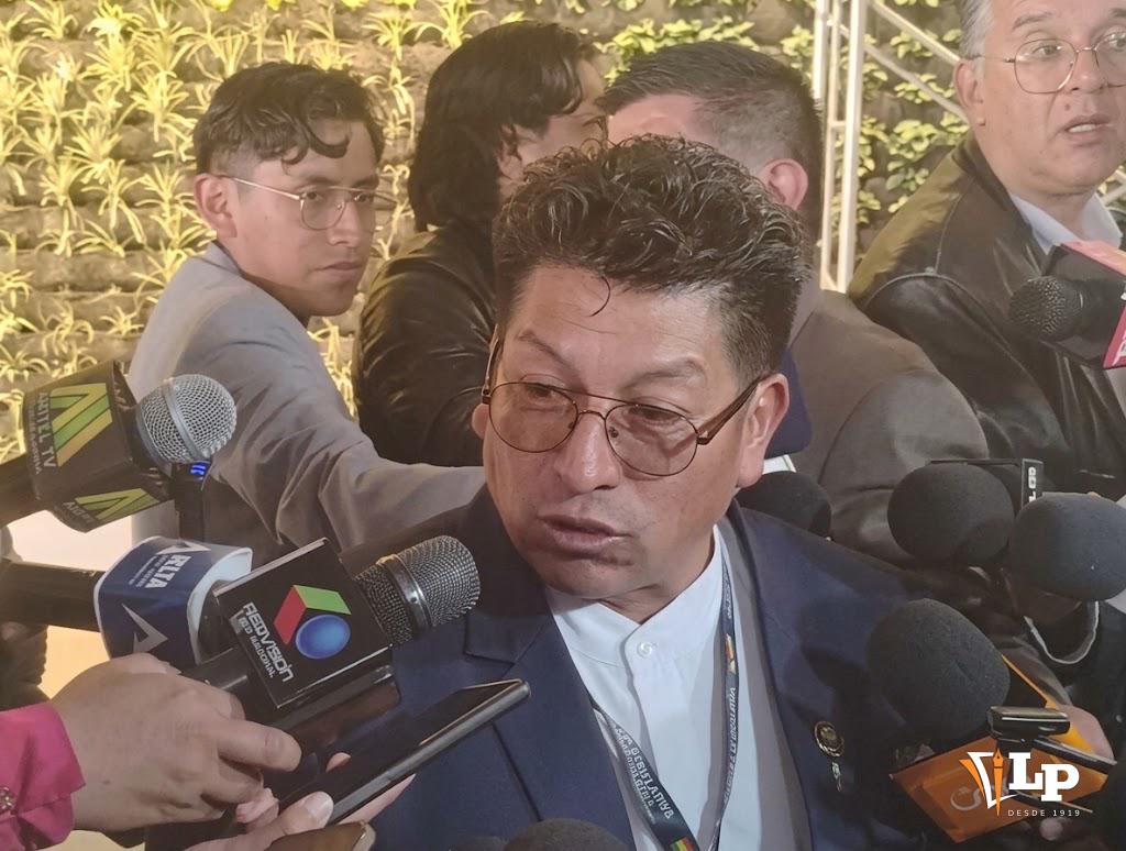 El diputado Villca en conferencia de prensa