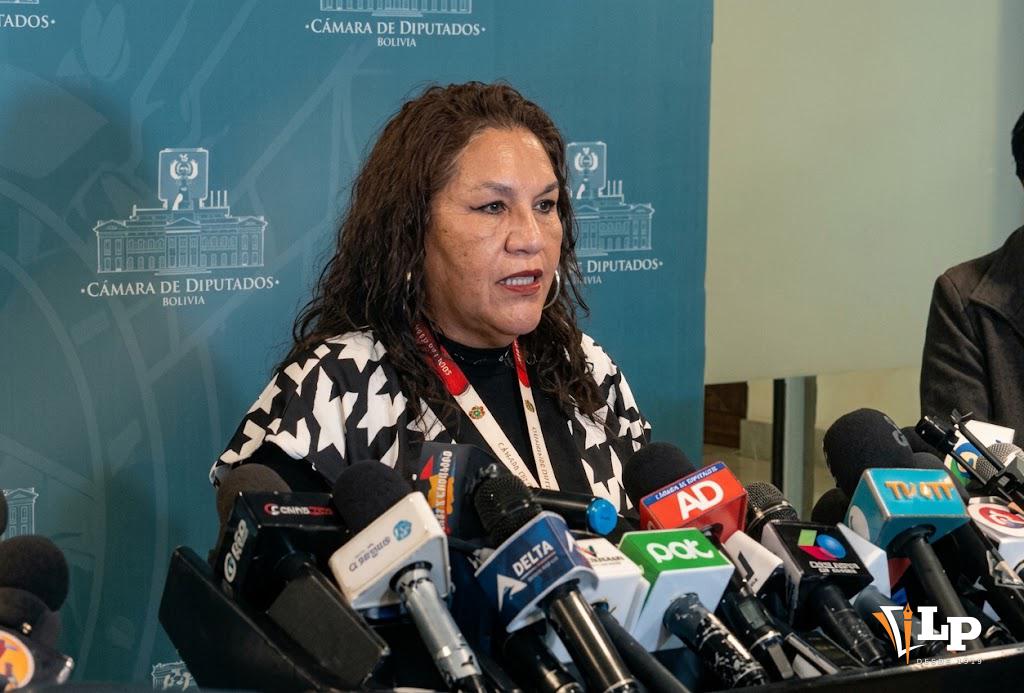La diputada Jiménez en conferencia de prensa
