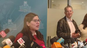 La diputada Claros en conferencia de prensa