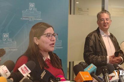 La diputada Claros en conferencia de prensa