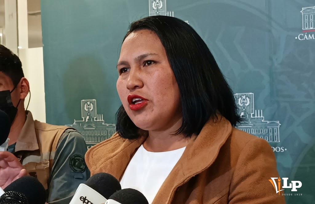 La senadora Pachacute en conferencia de prensa