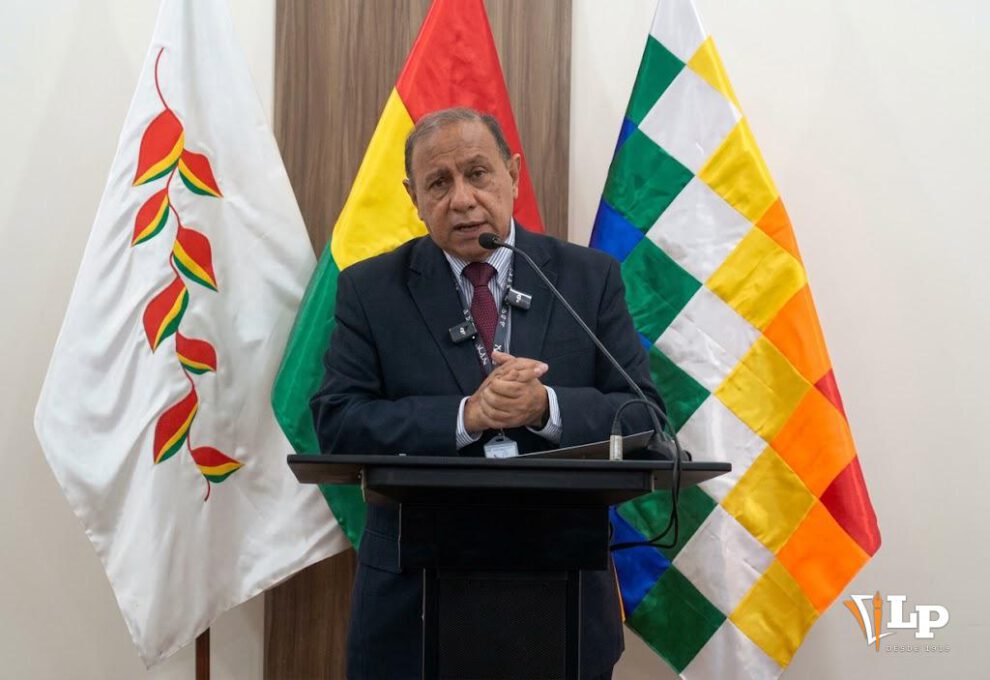El director de la ATT, Carlos Agreda, en conferencia de prensa