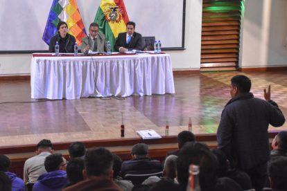 Autoridades de Gobierno y dirigentes del transporte
