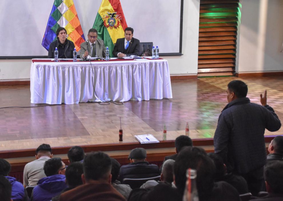Autoridades de Gobierno y dirigentes del transporte
