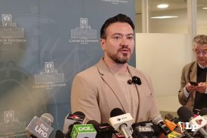 El diputado Reyes en conferencia de prensa