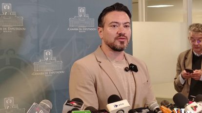El diputado Reyes en conferencia de prensa