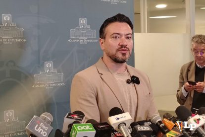 El diputado Reyes en conferencia de prensa