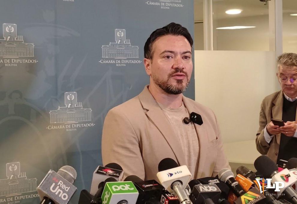 El diputado Reyes en conferencia de prensa