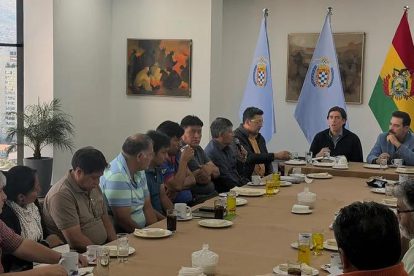 reunión de autoridades con representantes del transporte de Cochabamba