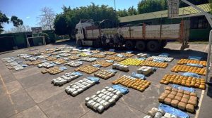 Camión secuestrado y los paquetes de marihuana