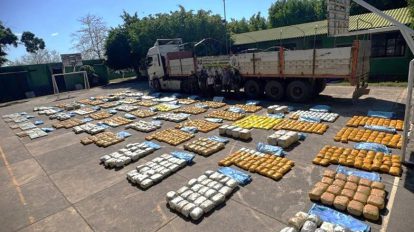 Camión secuestrado y los paquetes de marihuana